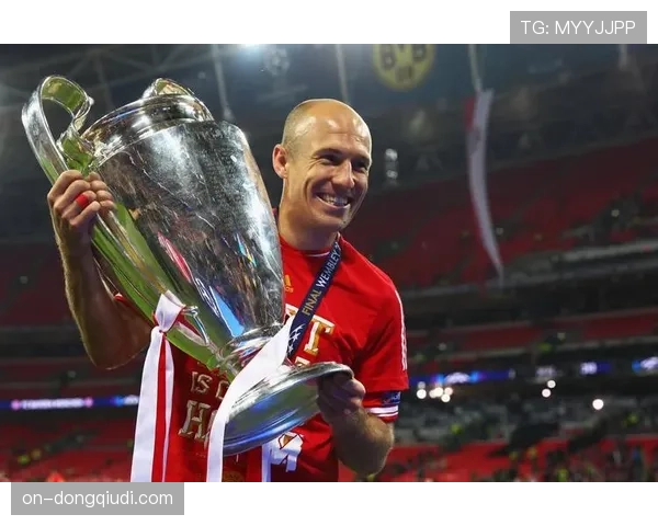 特写:在伯纳乌完成西甲百场,卡马文加获赠纪念球衣 特写:在伯纳乌完成西甲百场,卡马文加获赠纪念球衣